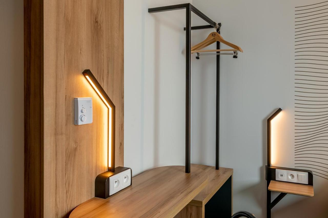 B&B Hotel Уистреам Экстерьер фото